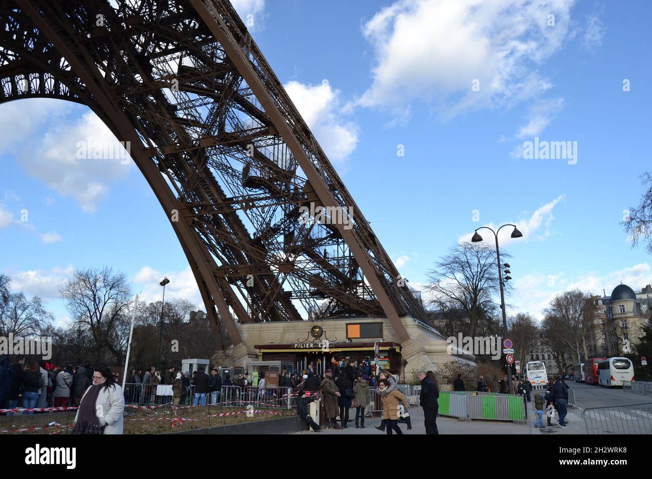 20.02.2012. Paris. Frankreich. Berühmte eiffelturm Ecke und viele Touristen. Stockfoto