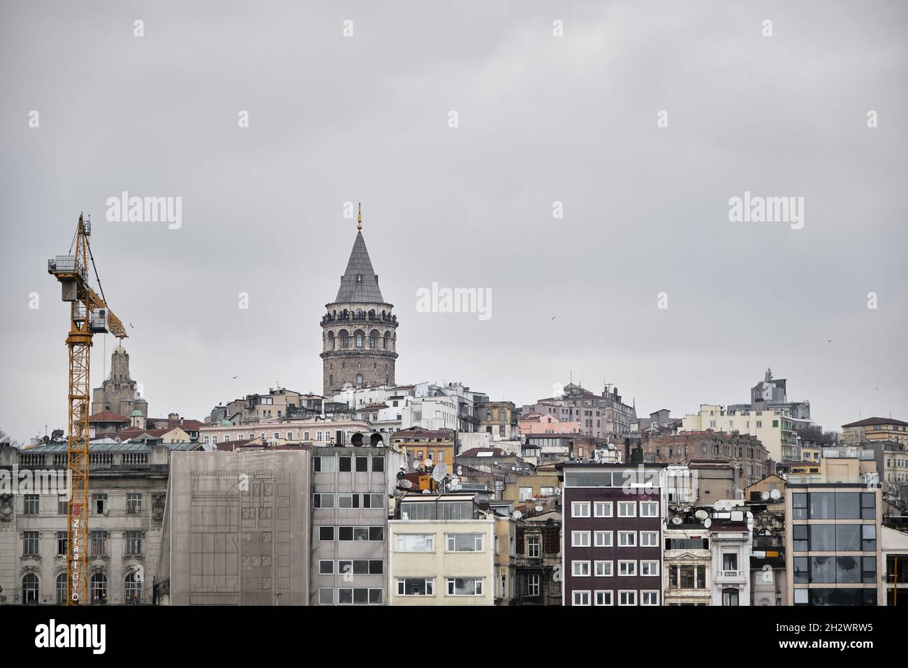 Berühmter galata-Turm von istanbul fotografiert von istanbul bosphorus mit Baukran Stockfoto