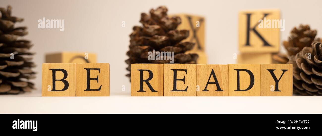 Be ready wird aus Holzwürfeln hergestellt. Bildungskonzept. Stockfoto