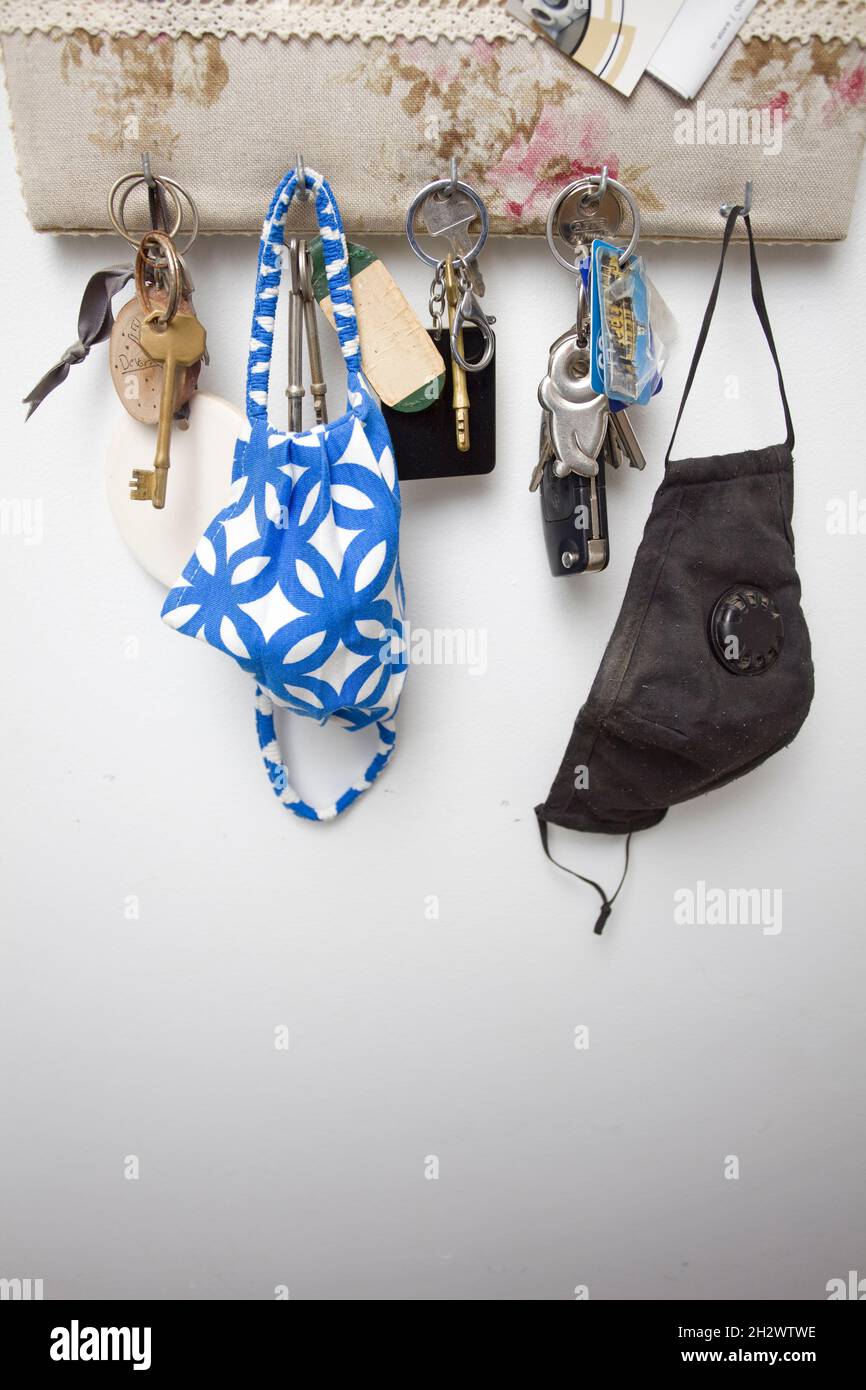 Hängende Hausschlüssel und Covid-Masken Stockfoto