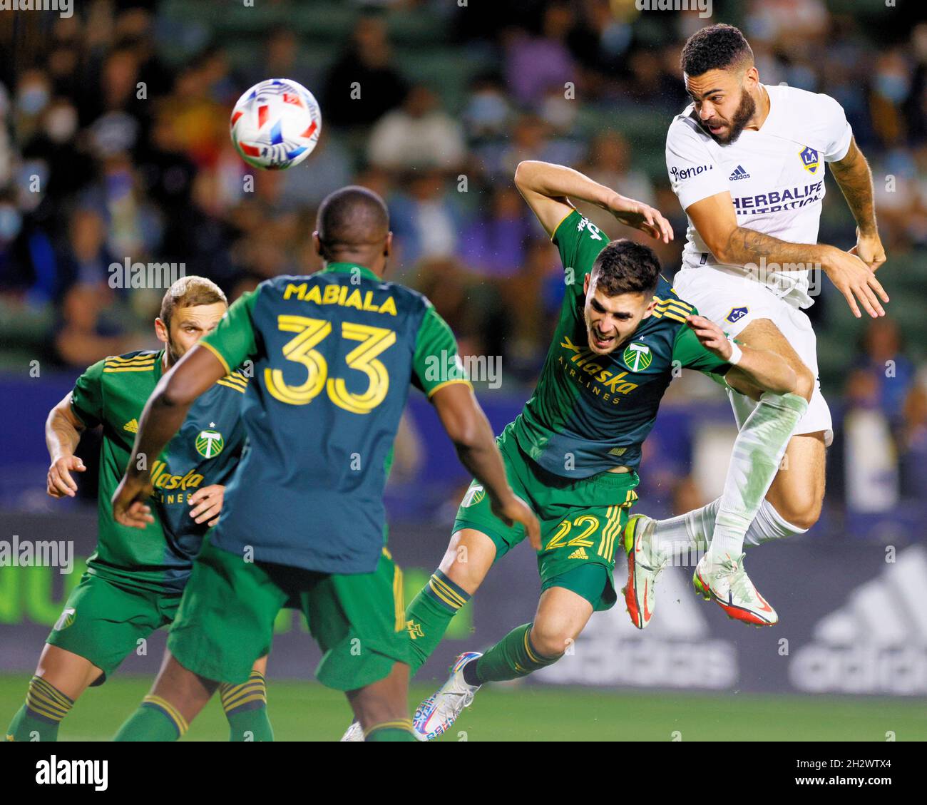 LA Galaxy Defender Derrick Williams (3) führt am 16. Oktober 2021 einen Ball über Portland-Mittelfeldspieler Christian Paredes (22) in einem MLS-Fußballspiel an. Die Galaxie schlug die Timbers mit 2 zu 1. (Foto: Peter Read Miller Bild von Sport) Stockfoto