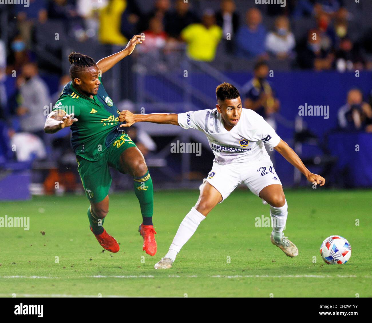 Galaxy-Mittelfeldspieler Efrain Alvarez (26) setzt sich am 16. Oktober 2021 in einem MLS-Spiel gegen Timbers-Mittelfeldspieler George Fochive (20) aus. Die Galaxie schlug die Timbers mit 2 zu 1. (Foto: Peter Read Miller Bild von Sport) Stockfoto