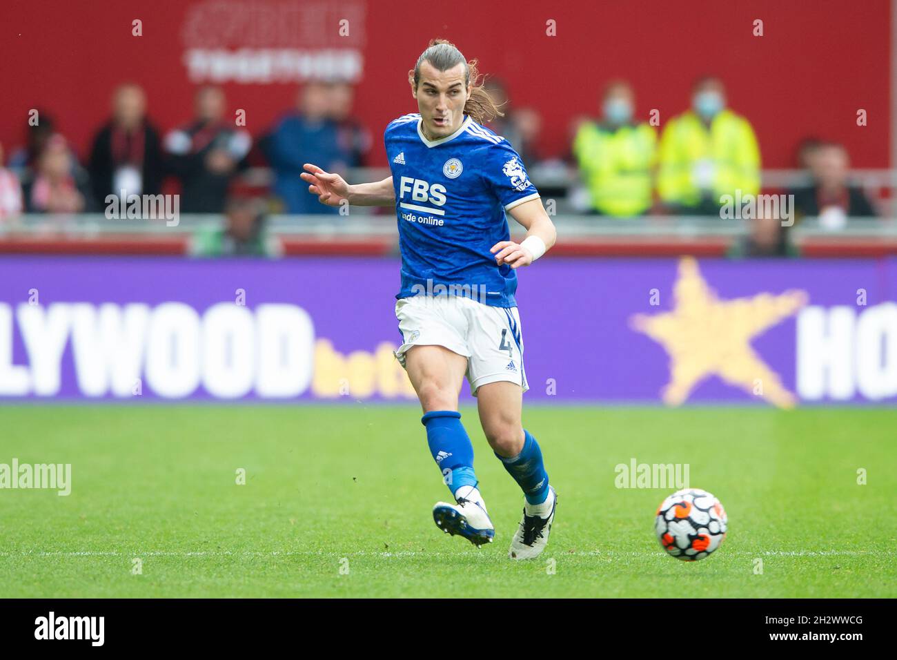 London, Großbritannien. Okt. 2021. Çağlar Söyüncü von Leicester City während des Premier League-Spiels zwischen Brentford und Leicester City im Brentford Community Stadium, London, England am 24. Oktober 2021. Foto von Salvio Calabrese. Nur zur redaktionellen Verwendung, Lizenz für kommerzielle Nutzung erforderlich. Keine Verwendung bei Wetten, Spielen oder Veröffentlichungen einzelner Clubs/Vereine/Spieler. Kredit: UK Sports Pics Ltd/Alamy Live Nachrichten Stockfoto