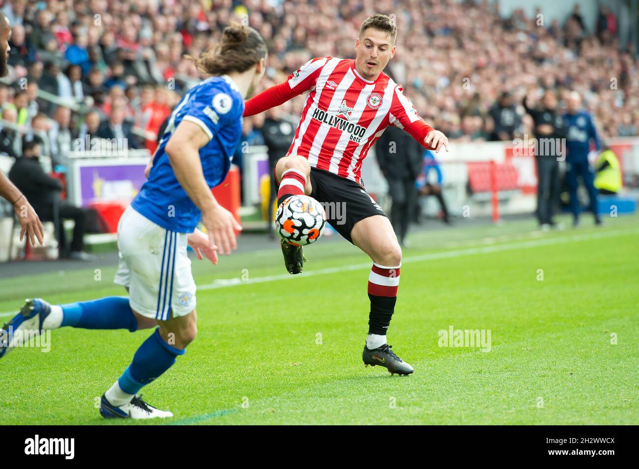London, Großbritannien. Okt. 2021. Sergi Canós von Brentford während des Premier League-Spiels zwischen Brentford und Leicester City im Brentford Community Stadium, London, England am 24. Oktober 2021. Foto von Salvio Calabrese. Nur zur redaktionellen Verwendung, Lizenz für kommerzielle Nutzung erforderlich. Keine Verwendung bei Wetten, Spielen oder Veröffentlichungen einzelner Clubs/Vereine/Spieler. Kredit: UK Sports Pics Ltd/Alamy Live Nachrichten Stockfoto