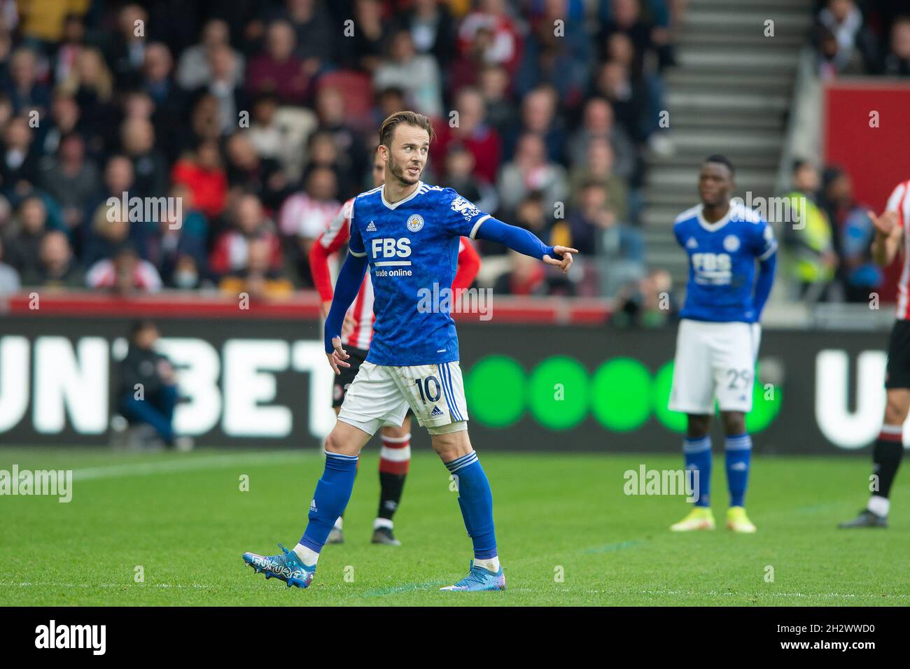 London, Großbritannien. Okt. 2021. James Maddison von Leicester City wird während des Premier League-Spiels zwischen Brentford und Leicester City am 24. Oktober 2021 im Brentford Community Stadium, London, England, ersetzt. Foto von Salvio Calabrese. Nur zur redaktionellen Verwendung, Lizenz für kommerzielle Nutzung erforderlich. Keine Verwendung bei Wetten, Spielen oder Veröffentlichungen einzelner Clubs/Vereine/Spieler. Kredit: UK Sports Pics Ltd/Alamy Live Nachrichten Stockfoto