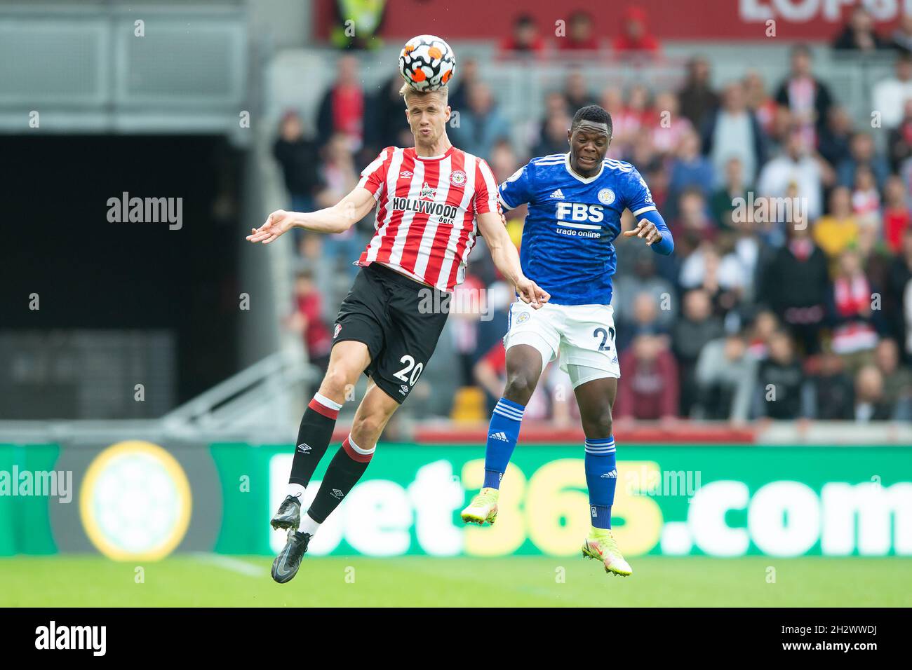 London, Großbritannien. Okt. 2021. Kristoffer Ajer von Brentford während des Premier League-Spiels zwischen Brentford und Leicester City im Brentford Community Stadium, London, England am 24. Oktober 2021. Foto von Salvio Calabrese. Nur zur redaktionellen Verwendung, Lizenz für kommerzielle Nutzung erforderlich. Keine Verwendung bei Wetten, Spielen oder Veröffentlichungen einzelner Clubs/Vereine/Spieler. Kredit: UK Sports Pics Ltd/Alamy Live Nachrichten Stockfoto