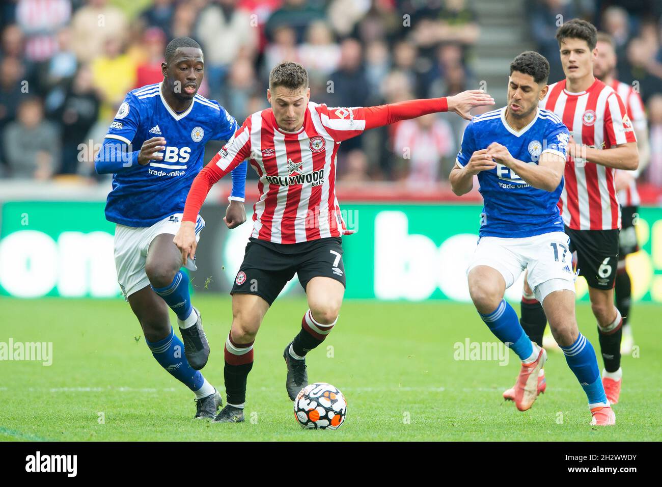 London, Großbritannien. Okt. 2021. Sergi Canós von Brentford während des Premier League-Spiels zwischen Brentford und Leicester City im Brentford Community Stadium, London, England am 24. Oktober 2021. Foto von Salvio Calabrese. Nur zur redaktionellen Verwendung, Lizenz für kommerzielle Nutzung erforderlich. Keine Verwendung bei Wetten, Spielen oder Veröffentlichungen einzelner Clubs/Vereine/Spieler. Kredit: UK Sports Pics Ltd/Alamy Live Nachrichten Stockfoto