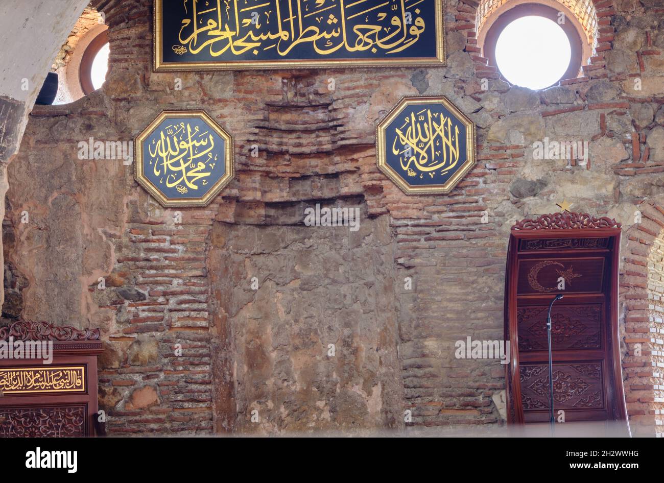 Hagia sophia Moschee in iznik innen mit vielen Ätzungen und Gravuren Namen des Propheten Muhammad und gott und alte Illuminationen Fenster. Stockfoto