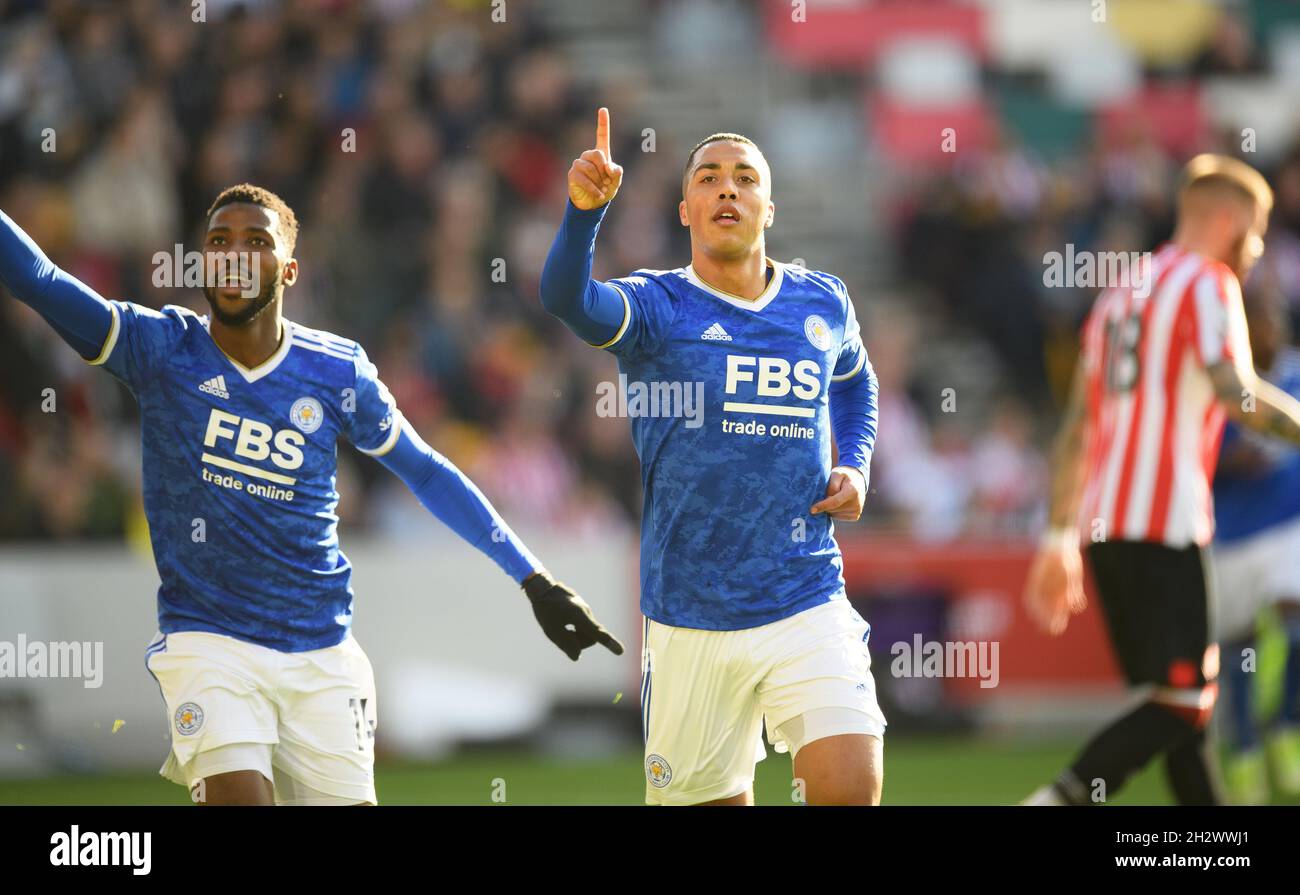 24. Oktober 2021 - Brentford gegen Leicester City - Premier League - Brentford Community Stadium Youri Tielemans von Leicester City feiert das Tor im Brentford Comminity Stadium. Bildnachweis : © Mark Pain / Alamy Live News Stockfoto