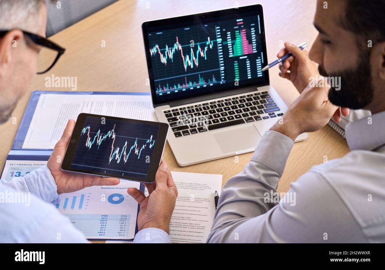 Zwei Trader Broker Börsenanleger, die Krypto-Trading-Charts diskutieren. Stockfoto