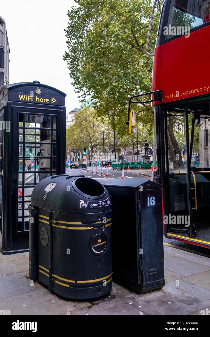 Traditionelle öffentliche Telefonzentrale in einer Wi-Fi-Verbindung im Zentrum von London, England, ohne Menschen umgewandelt Stockfoto