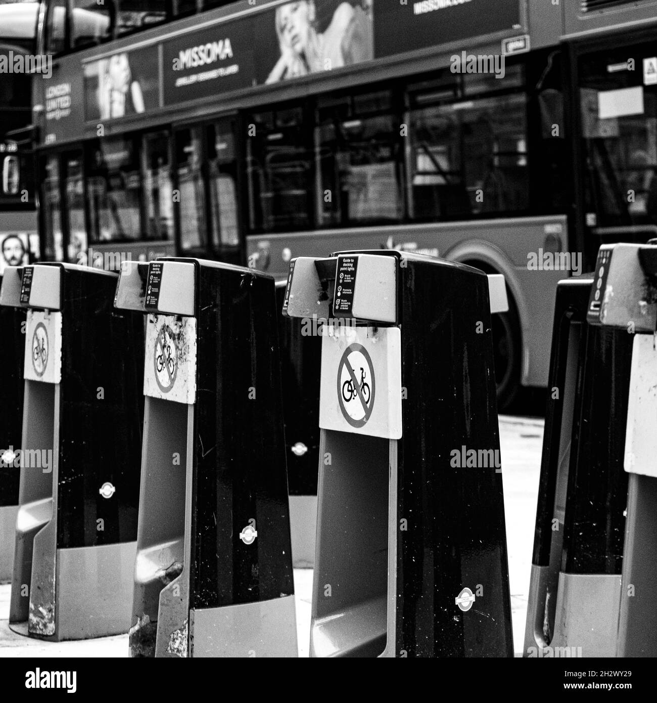 Reihe von Elektrofahrrädern umweltfreundliches Laden im Strand Central London England Großbritannien ohne Menschen Stockfoto