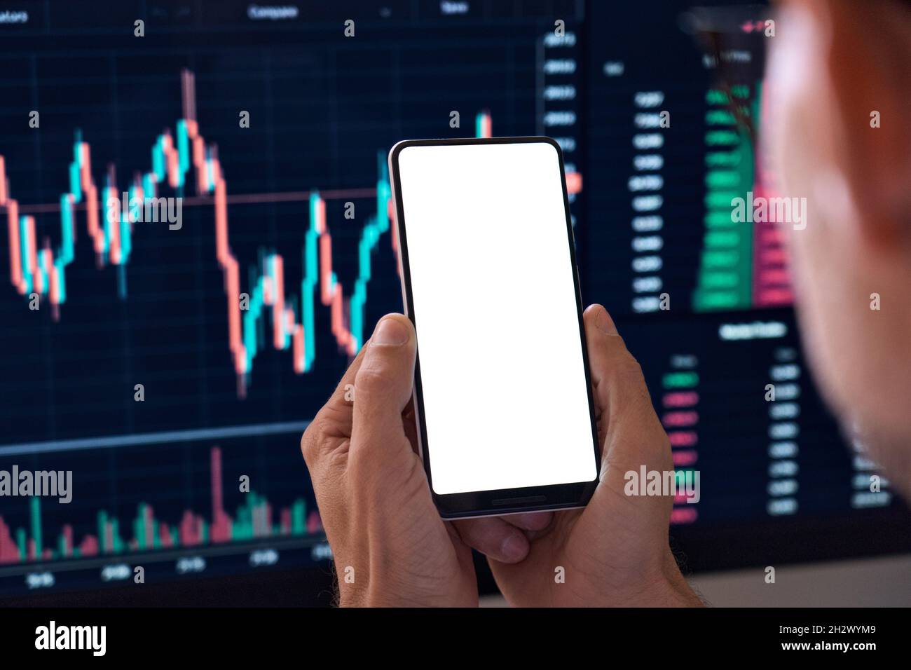 Krypto-Trader verwenden Handy-App für den weißen Mockup-Bildschirm für den Kryptowährungshandel. Stockfoto