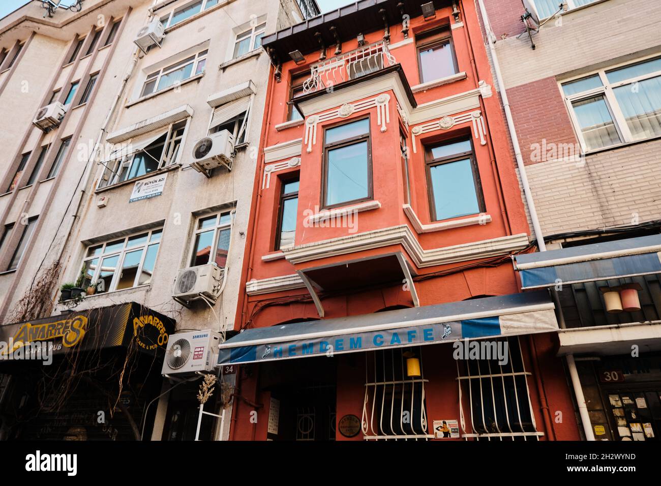 Stadt ländliche Szene und alte, Brownfield, verlassene alte bunte Haus und Gebäude Stockfoto