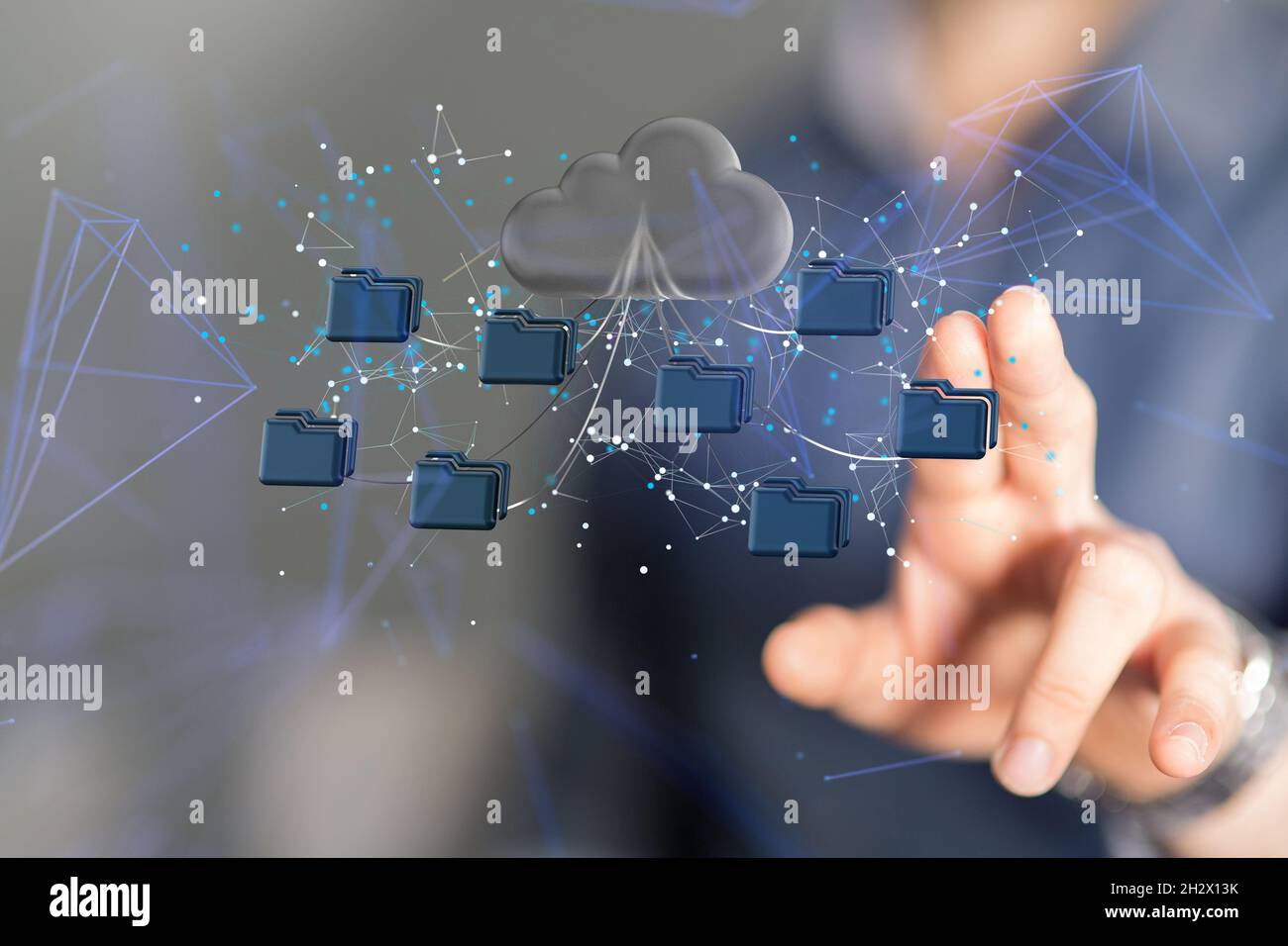 Eine weibliche Hand hält ein Cloud-Storage-Netzwerk für Augmented Analytics-Daten Stockfoto