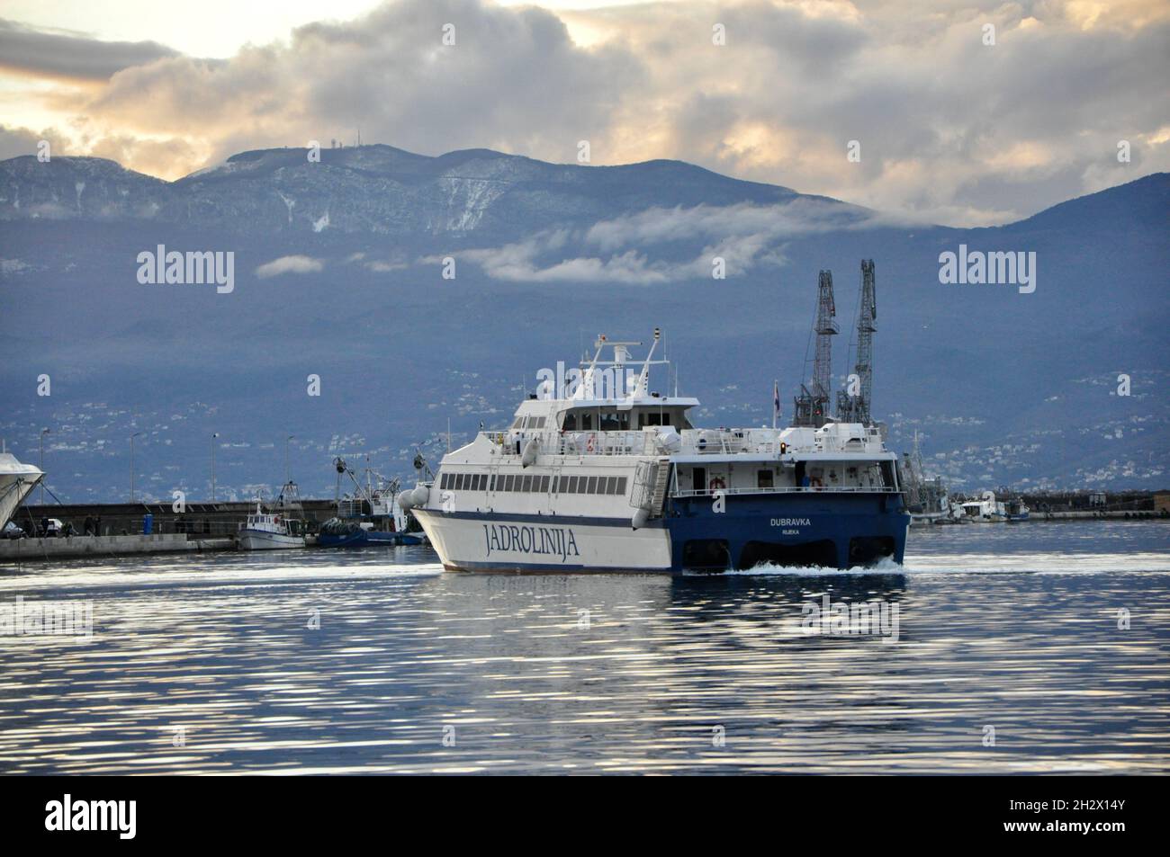 Rijeka, 2021. Oktober, KroatienHochgeschwindigkeits-Passagier-Katamaran Dubravka bei der Ankunft am Eingang des Hafens von Rijeka, Kroatien Stockfoto