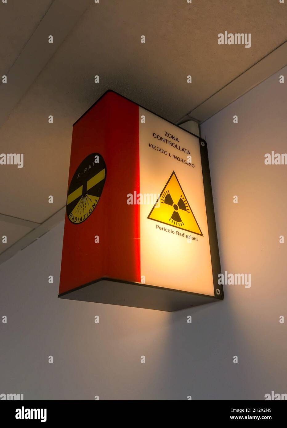 Radioaktives Gefahrenschild, Warnschild für radiologische Kontamination im Röntgenraum des Krankenhauses Stockfoto