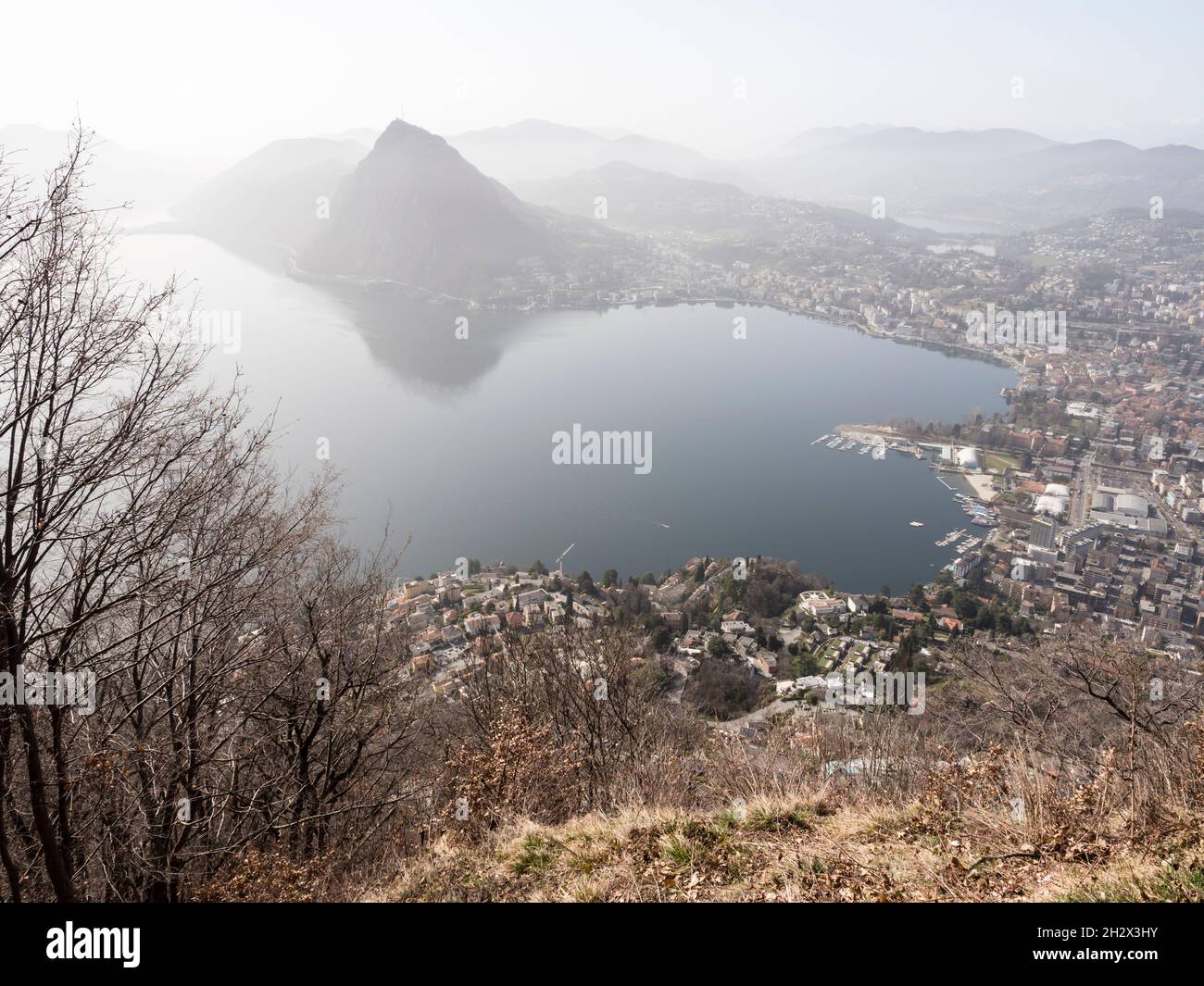 Mit Blick auf die Stadt Lugano, den Luganersee und den Berg San Salvatore Stockfoto