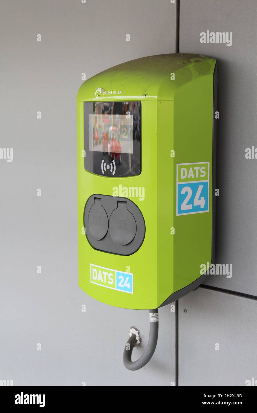 LEBBEKE, BELGIEN, 14. OKTOBER 2021: Elektrische Ladestation von DATS 24 (Discount Automatic Tanking Service), einem belgischen Unternehmen der Colruyt Grou Stockfoto