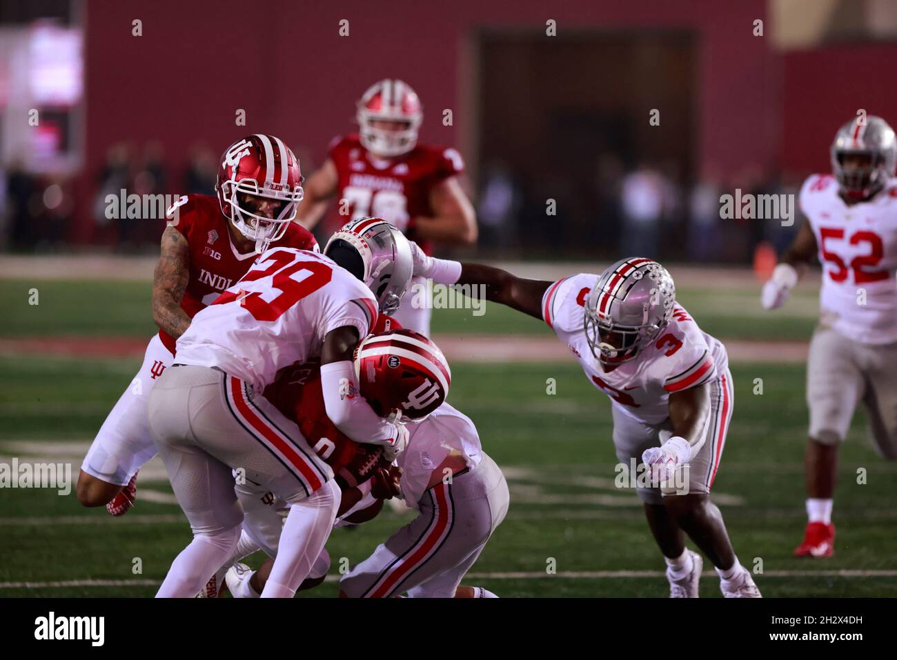 BLOOMINGTON, UNITED STATES - 2021/10/23: Indiana Hoosiers Quarterback Donaven McCulley (0) wird von Ohio State Buckeys-Eckpfeiler Denzel Burke (29) während eines NCAA-Fußballspiels am 16. Oktober 2021 im Memorial Stadium in Bloomington, Ind. Ohio State gegen die Indiana University 54-7 angegangen. Stockfoto