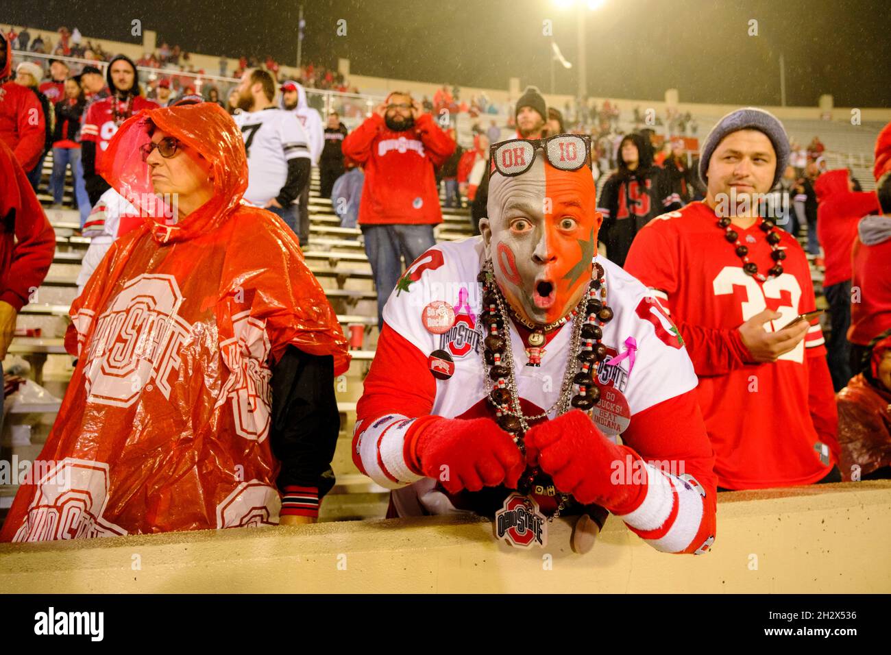 BLOOMINGTON, UNITED STATES - 2021/10/23: Ein Ohio State Buckeys-Fan posiert für die Kamera, während die Indiana University während eines NCAA-Fußballspiels am 16. Oktober 2021 im Memorial Stadium in Bloomington, Ind. Ohio State gegen die Indiana University 54-7 spielt. Stockfoto