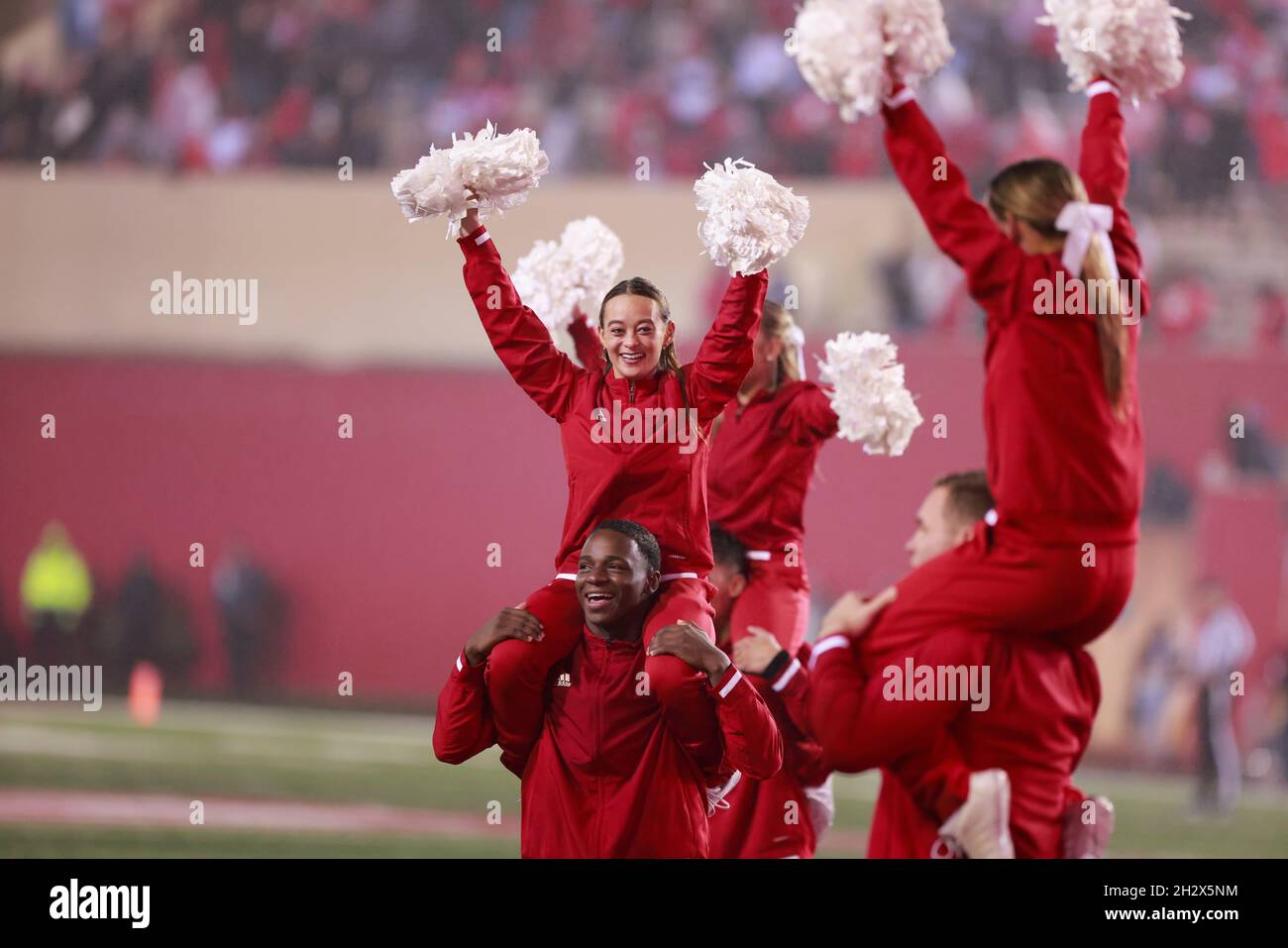 BLOOMINGTON, VEREINIGTE STAATEN - 2021/10/23: Cheerleader der Indiana University jubeln, während IU während eines NCAA-Fußballspiels am 16. Oktober 2021 im Memorial Stadium in Bloomington, Ind. Ohio State, gegen die Indiana University 54-7 spielt. Stockfoto