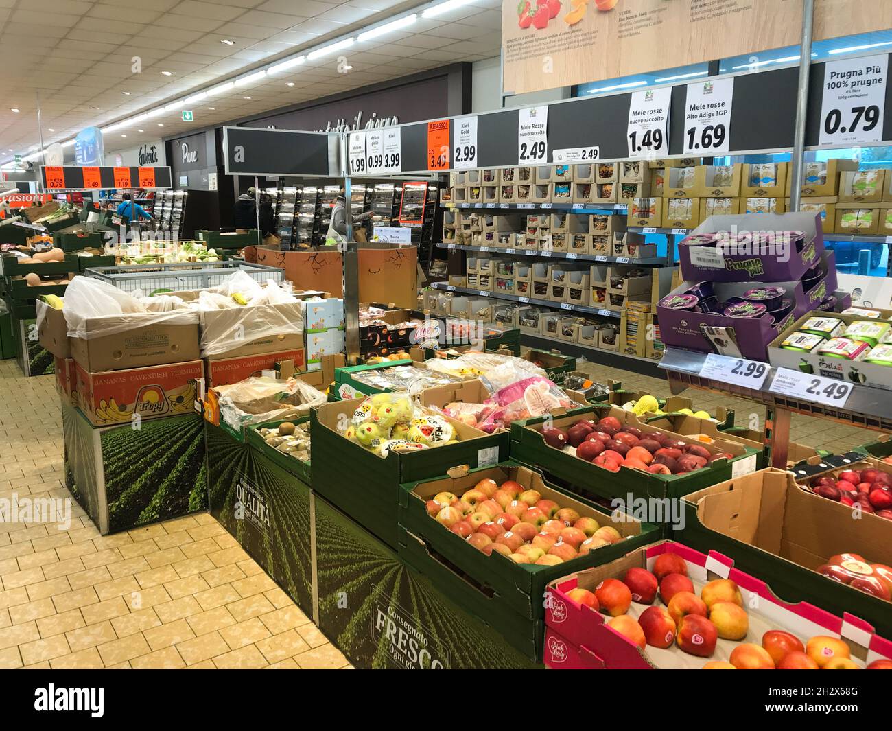 Fossano, Italien - 22. Oktober 2021: Obst im Verkauf in Lidl Supermarkt Rabatt Stockfoto