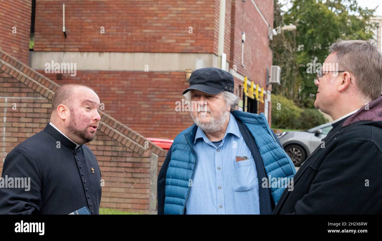 Brentwood Essex, Großbritannien. Okt. 2021. Eine umfangreiche Morduntersuchung der Polizei von Essex in Brentwood nach den beiden Morden in der Stadt. Mitglieder des Klerus waren zur Hand, um mit den Betroffenen zu sprechen, links, Pater Matthew Austin, rechts weiter Mark North Credit: Ian Davidson/Alamy Live News Stockfoto