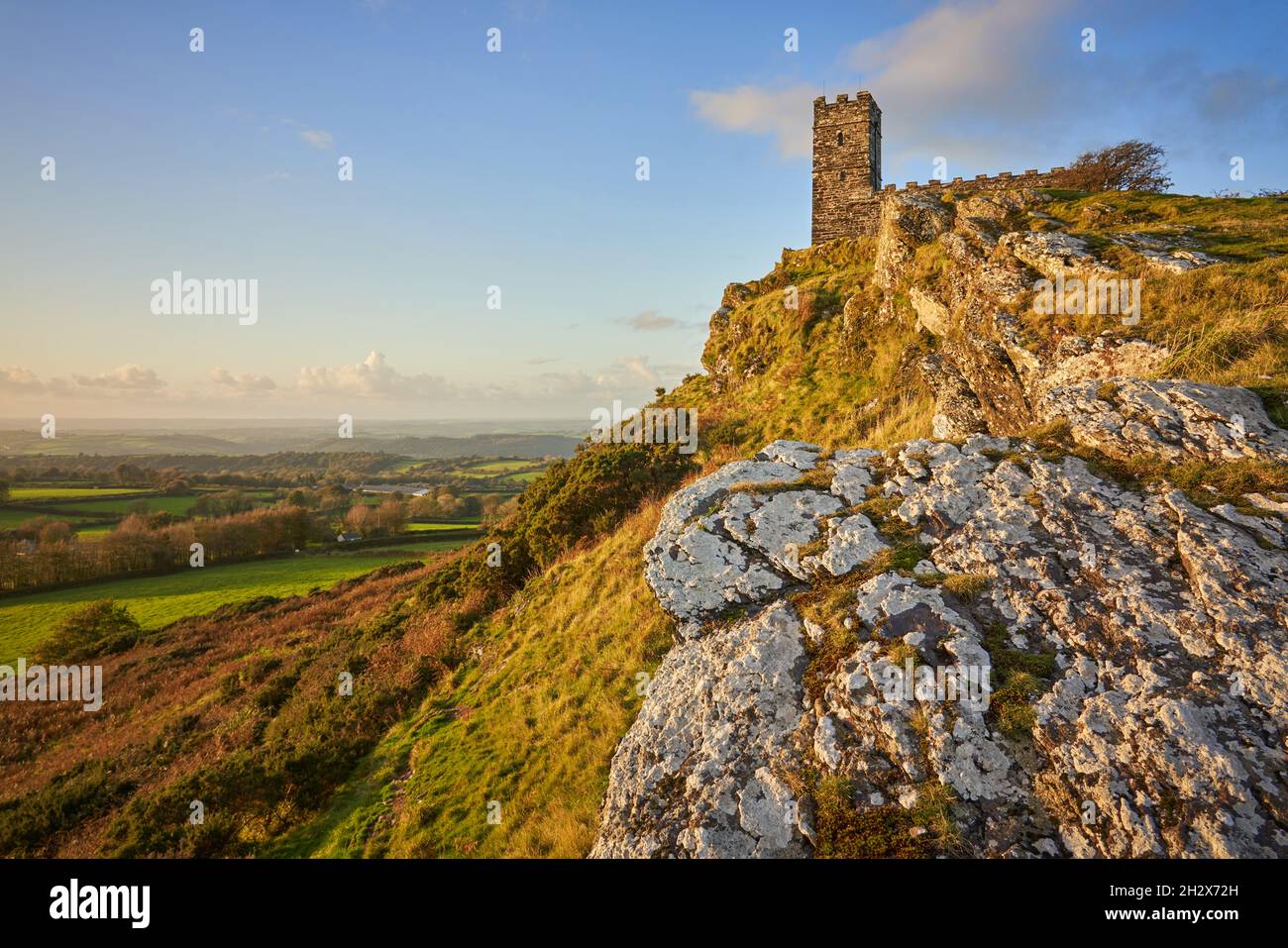 Brent Tor wird im Abendlicht von der Kirche St. Michael de Rupe in der Nähe von Tavistock in Devon UK gekrönt Stockfoto