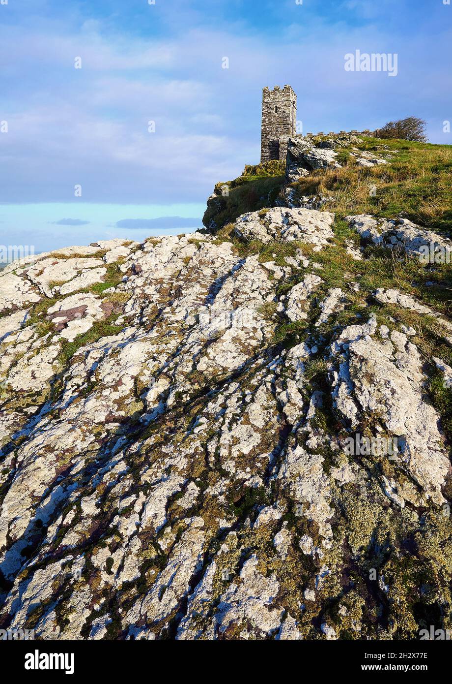 Brent Tor wird von der Kirche St. Michael de Rupe in der Nähe von Tavistock in Devon UK gekrönt Stockfoto