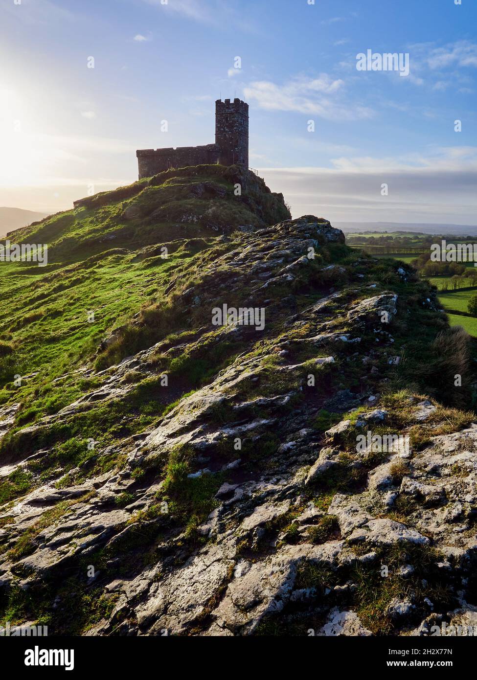 Brent Tor wird von der Kirche St. Michael de Rupe in der Nähe von Tavistock in Devon UK gekrönt Stockfoto