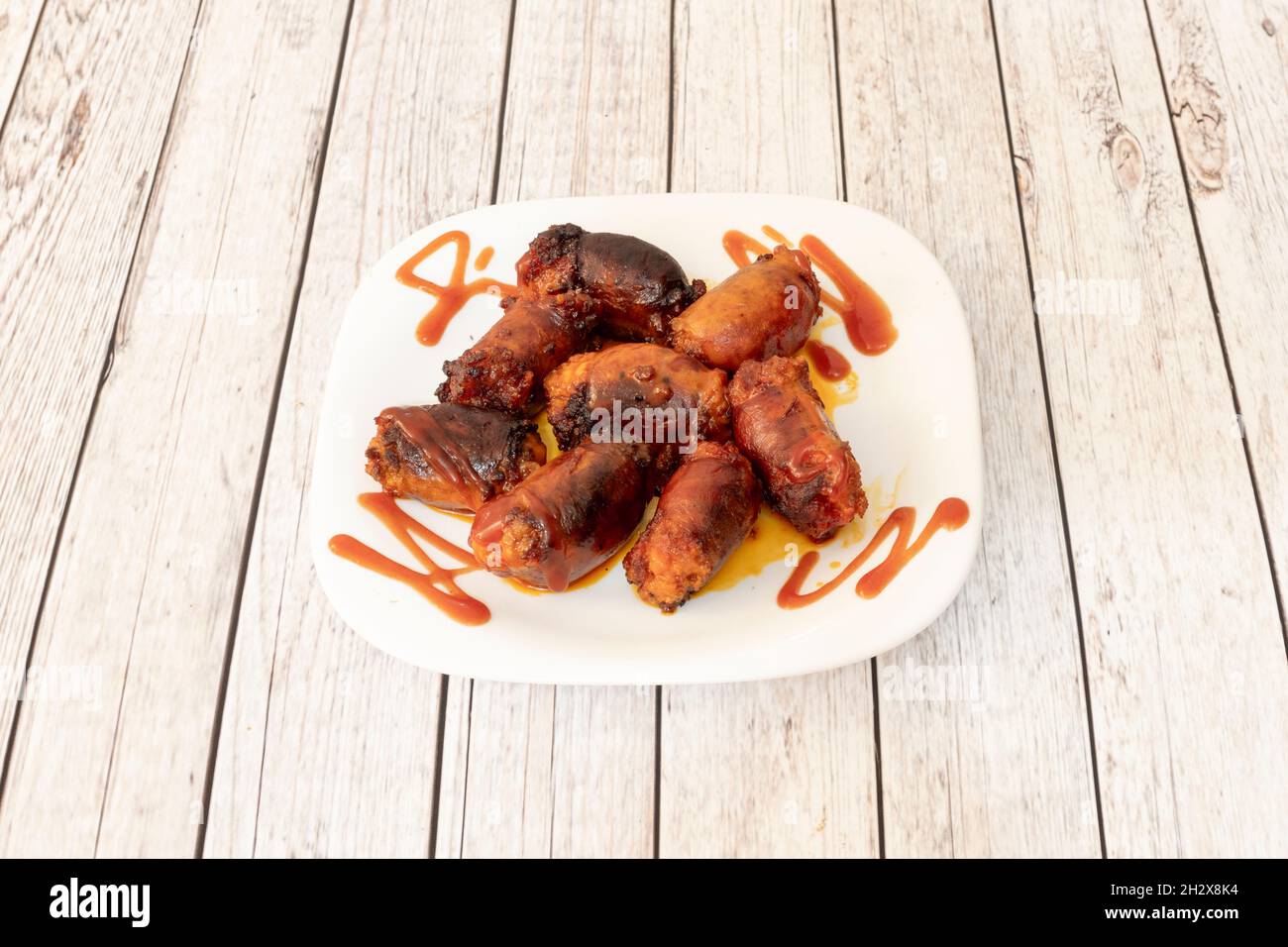 cantimpalos chorizos vom Holzkohlegrill auf weißem Teller Stockfoto