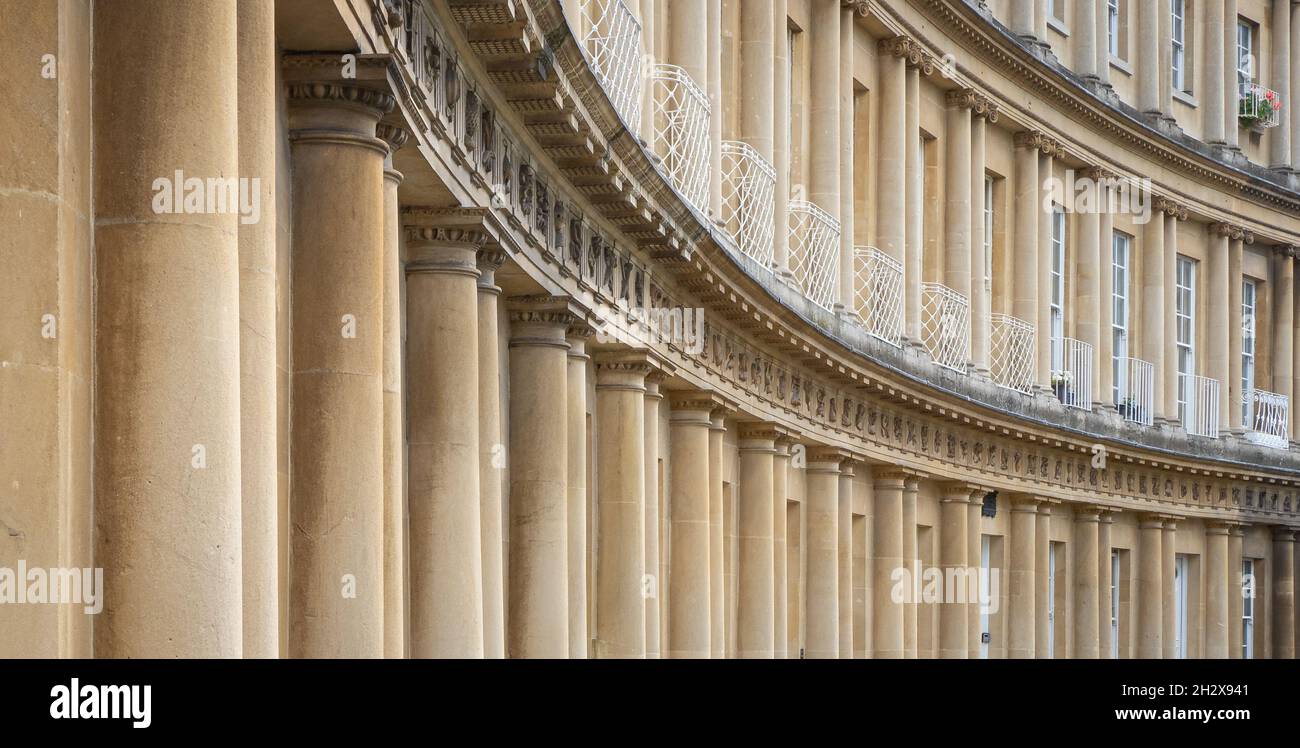 Georgianische Architektur mit klassischen Motiven mit Fries und aufsteigenden Ordnungssäulen im Circus in Bath Somerset UK, entworfen von John Wood Stockfoto