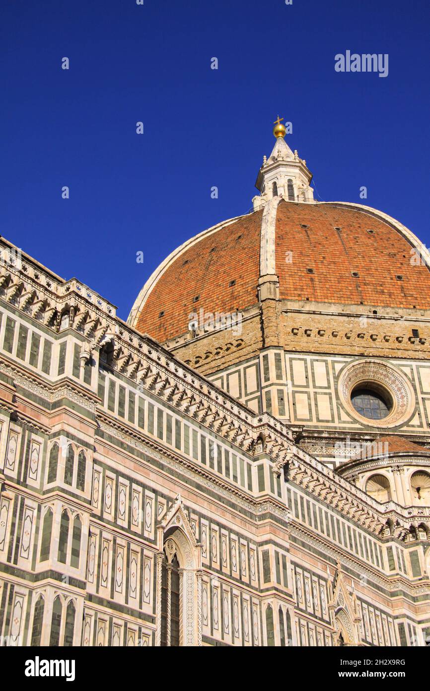 Detail des Doms von Florenz oder der Basilica di Santa Maria del Fiore in Florenz, Italien, mit dem Dom, der den Hintergrund dominiert, das berühmteste Wahrzeichen Stockfoto
