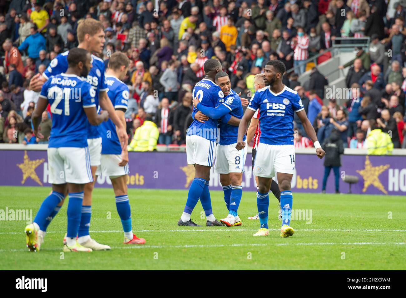 London, Großbritannien. Okt. 2021. Die Spieler von Leicester feiern den Sieg während des Premier League-Spiels zwischen Brentford und Leicester City am 24. Oktober 2021 im Brentford Community Stadium, London, England. Foto von Salvio Calabrese. Nur zur redaktionellen Verwendung, Lizenz für kommerzielle Nutzung erforderlich. Keine Verwendung bei Wetten, Spielen oder Veröffentlichungen einzelner Clubs/Vereine/Spieler. Kredit: UK Sports Pics Ltd/Alamy Live Nachrichten Stockfoto