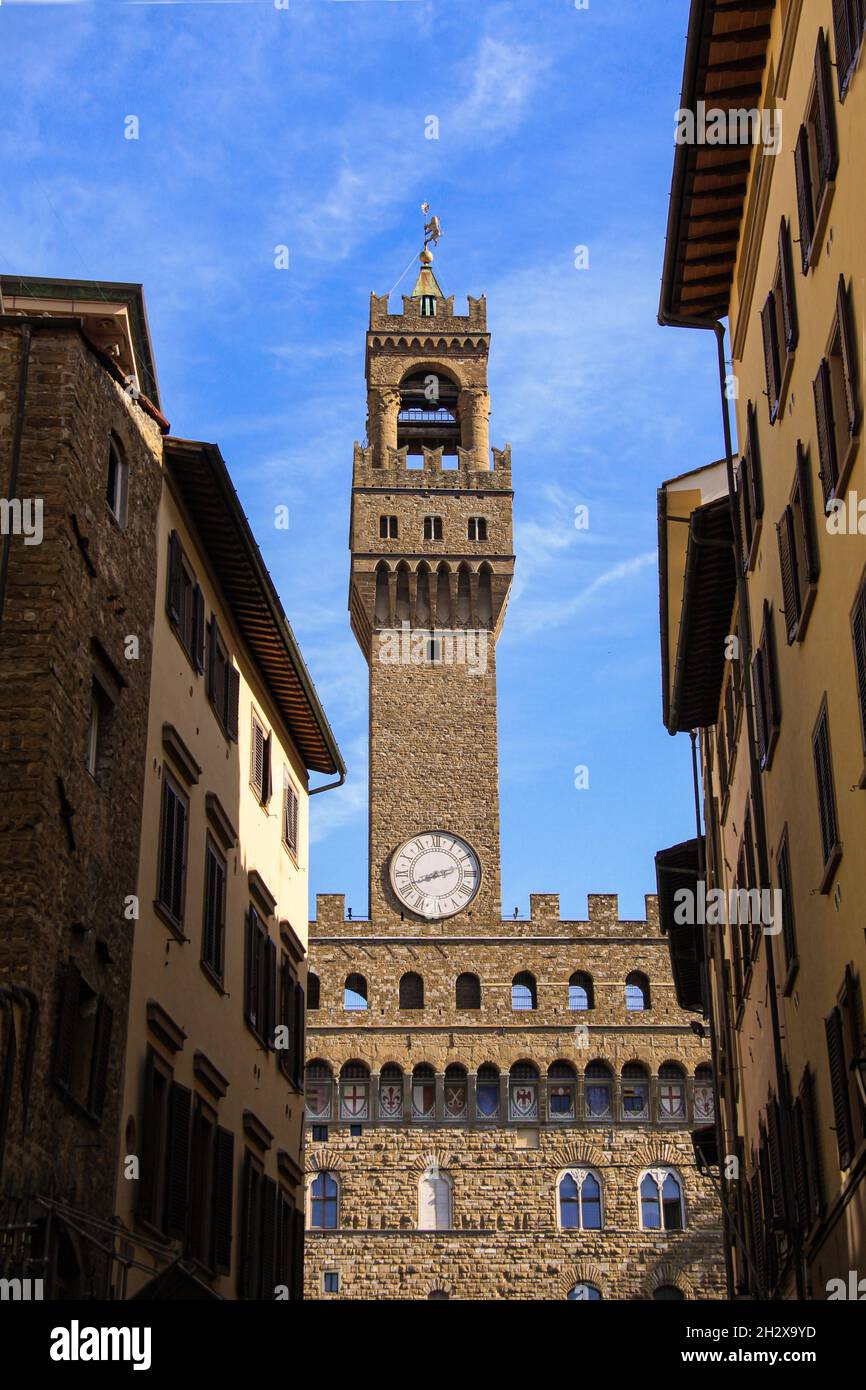 Die ausgearbeitete Fassade der Kathedrale von Santa Maria del Fiore in Florenz, Florenz, Italien, mit dem Glockenturm und Detail der Kuppel und tiefblau Stockfoto