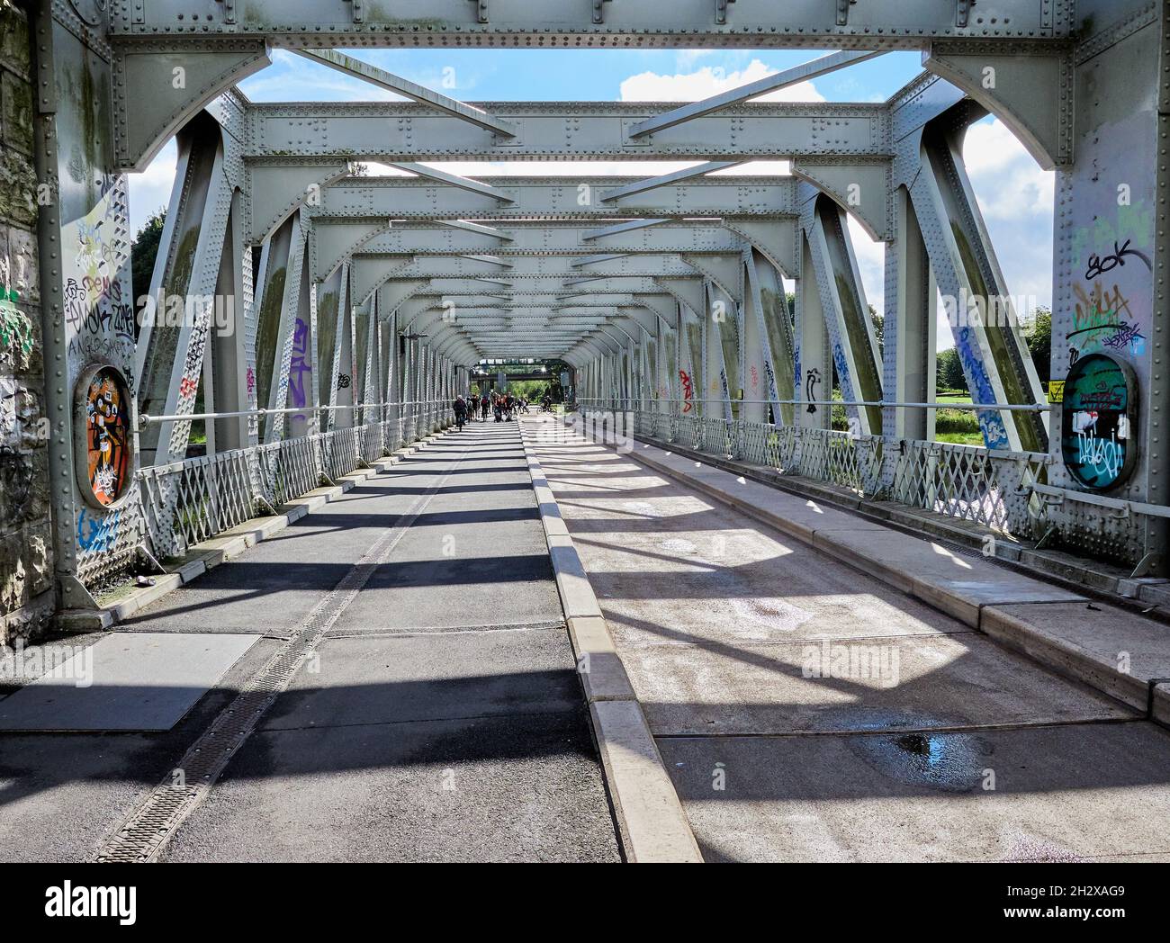 Die Ashton Avenue Swing Bridge über den Fluss Avon in Bristol, Großbritannien, trägt jetzt Fußgänger-Fahrräder und den M2 Metrobus Stockfoto