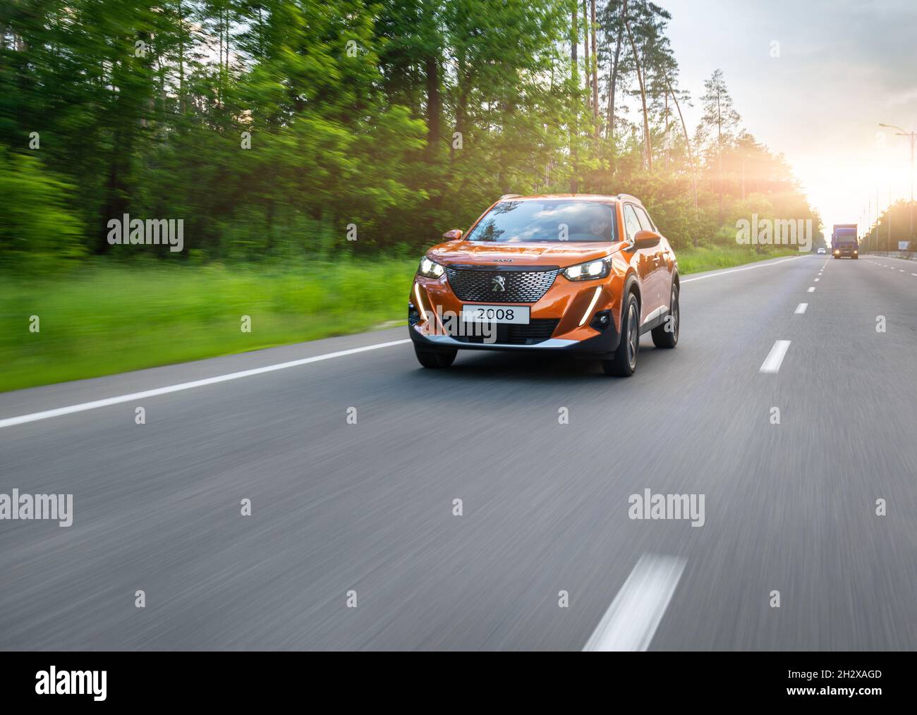 Kiew, Ukraine - 12. Juni 2021: Neuer Peugeot 2008 fährt bei Sonnenuntergang auf der Autobahn Stockfoto