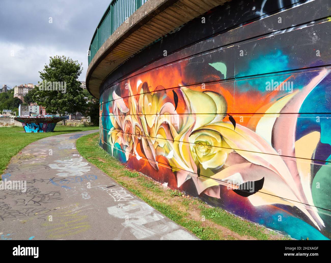 Street Art Graffiti am Flussufer Spaziergang im Cumberland Basin am Fluss Avon in Bristol, Großbritannien Stockfoto