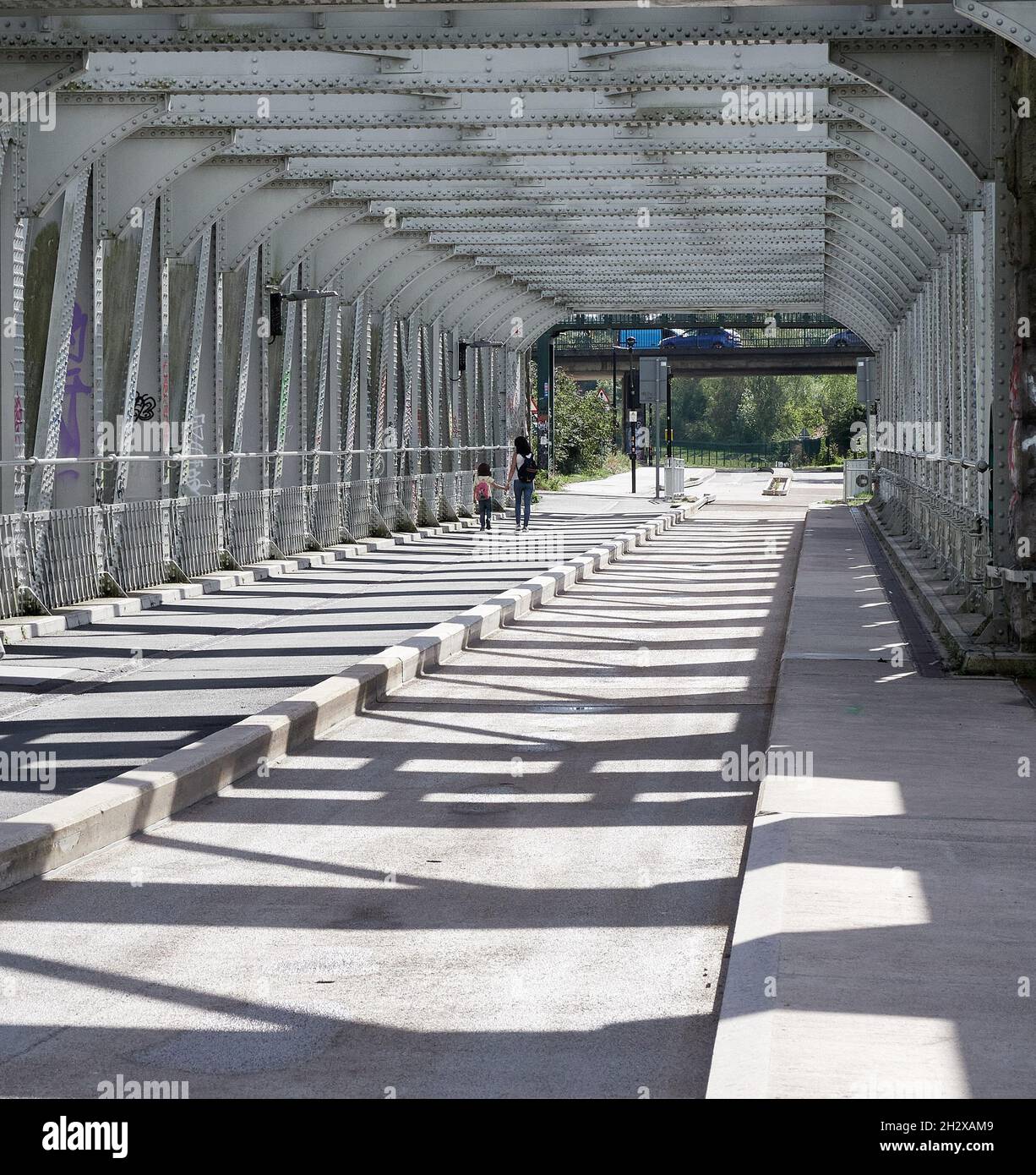 Die Ashton Avenue Swing Bridge über den Fluss Avon in Bristol, Großbritannien, trägt jetzt Fußgänger-Fahrräder und den M2 Metrobus Stockfoto