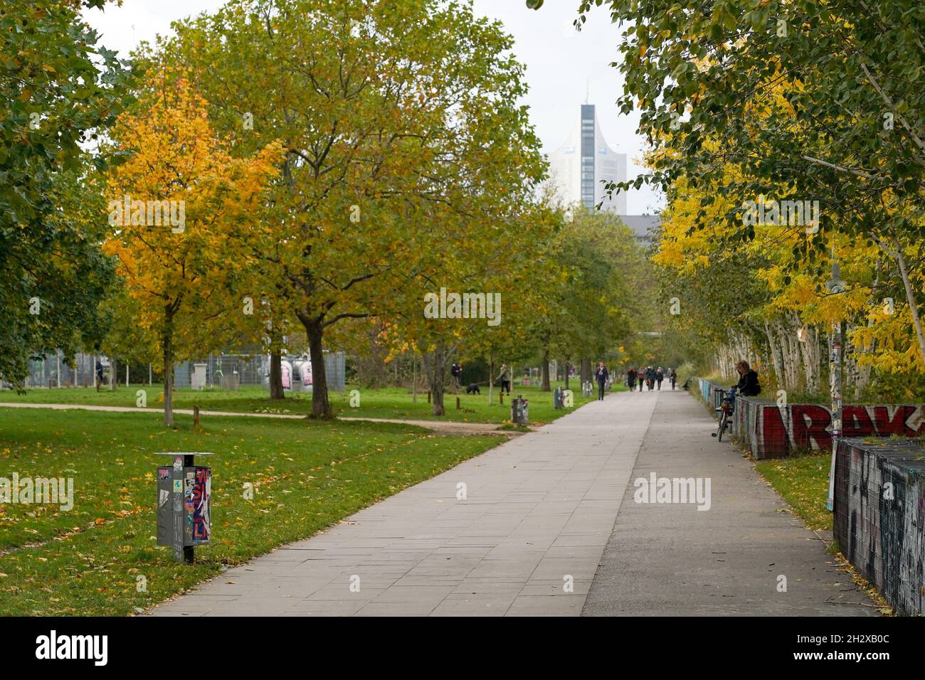 23. Oktober 2021, Sachsen, Leipzig: Blick auf den Lene-Voigt-Park. Der 11 Hektar große Park entstand auf dem Gelände des ehemaligen Eilenburger Bahnhofs und Schnitt seit seiner Fertigstellung im Jahr 1874 eine regelrechte Strecke durch die fast zeitgleich errichteten Wohn- und Fabrikgebäude im Osten Leipzigs. Diese grüne Lunge für den Osten Leipzigs stellt eine wichtige grüne Verbindung dar, die in der Anger-Crottendorfer-Bahnschneise fortgesetzt wird. 2002 wurde der Lene-Voigt-Park mit dem Europäischen Preis für Landschaftsarchitektur ausgezeichnet. Foto: Peter Endig/dpa-Zentralbild/ZB Stockfoto