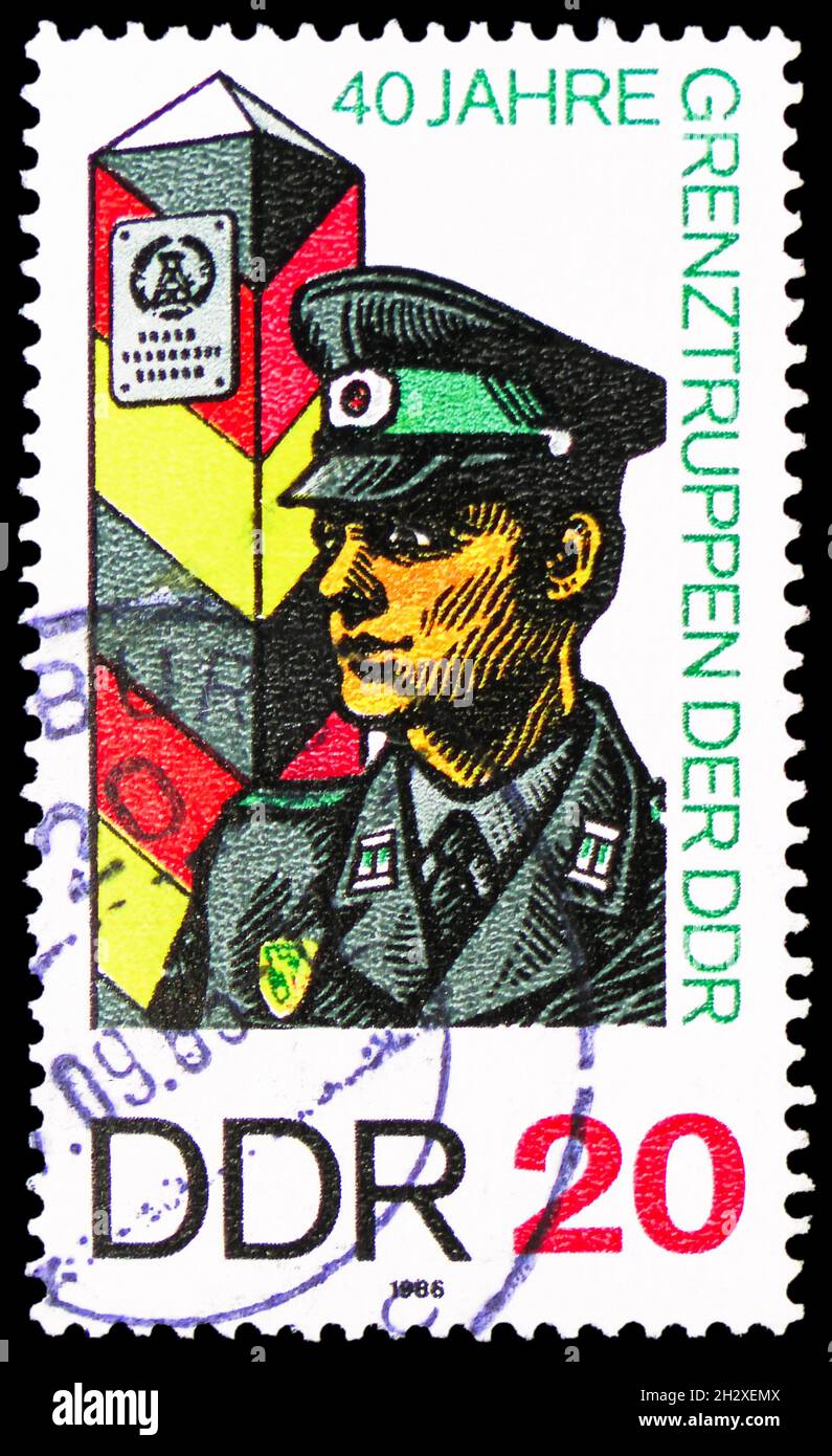MOSKAU, RUSSLAND - 23. OKTOBER 2021: In Deutschland gedruckte Briefmarke zeigt Soldat Grenzpfahl, 40 Jahre DDR-Grenztruppenserie, um 1986 Stockfoto