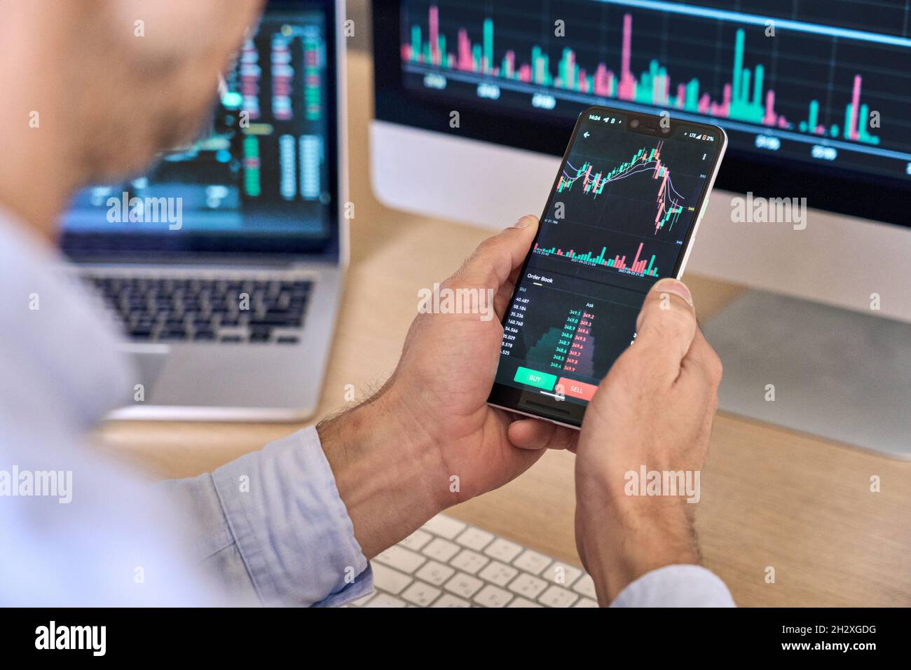 Krypto-Trader-Broker mit Telefon-App, die den Aktienmarkt auf dem Handy analysiert. Stockfoto