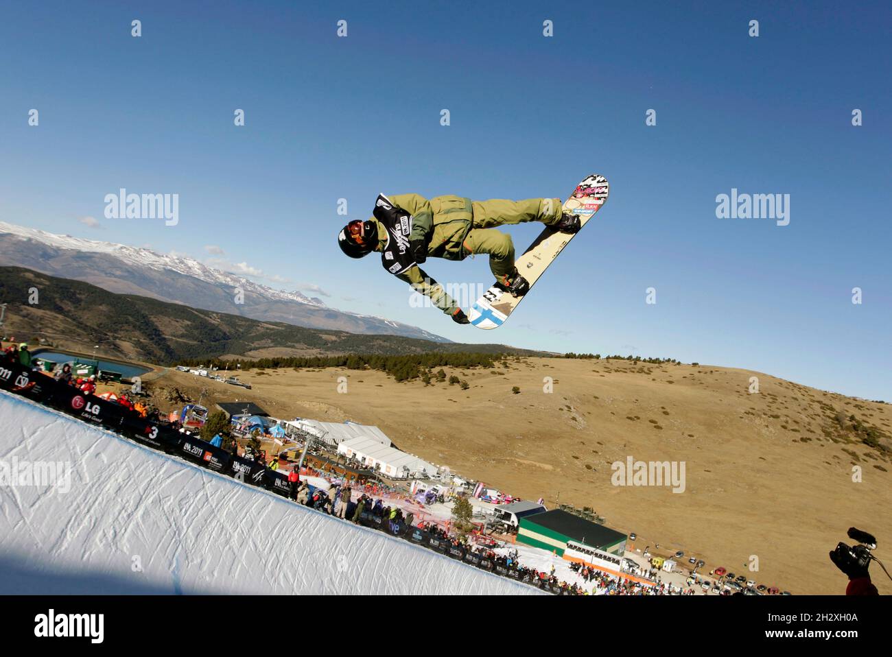 Snowboarder bei der Halbpipe-Weltmeisterschaft 2011 in La Molina, in den spanischen Pyrenäen, Spanien. Bekannt für den Mangel an Schneefall in der Region. Stockfoto