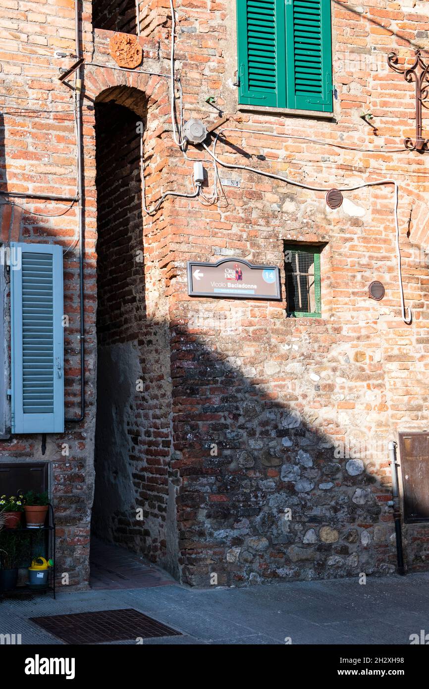 Città della Pieve, Perugia, Umbrien, Italien. Vertikales Foto von Vicolo Baciadonne. Die engste Gasse Italiens, suggestiv und romantisch Stockfoto