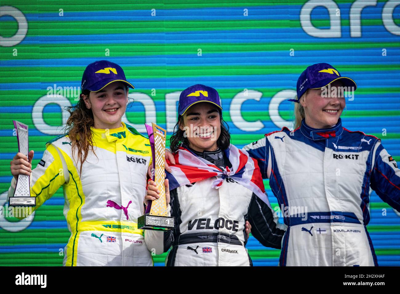 Austin, Texas, USA, 24/10/2021, das Podium (L bis R): Abbi Pulling (GBR) Puma W Series Team, Zweiter; Jamie Chadwick (GBR) Veloce Racing, Rennsiegerin; Emma Kimilainen (FIN) Ecurie W, Zweiter. 24.10.2021. W-Serie, Rd 7, Austin, Texas, USA, Rennen 2 Tag. Bildnachweis sollte lauten: XPB/Press Association Images. Stockfoto