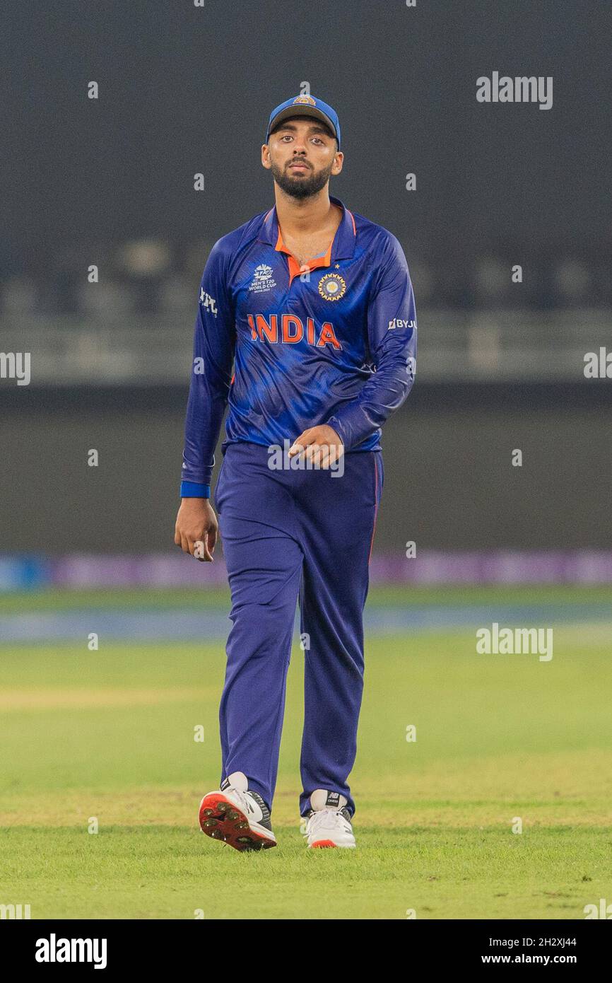 Varun Charavarthy aus Indien während des ICC Mens T20-Weltcup-Spiels zwischen Indien und Pakistan im Dubai International Cricket Stadium, Dubai, VAE am 24. Oktober 2021. Foto von Grant Winter. Nur zur redaktionellen Verwendung, Lizenz für kommerzielle Nutzung erforderlich. Keine Verwendung bei Wetten, Spielen oder Veröffentlichungen einzelner Clubs/Vereine/Spieler. Kredit: UK Sports Pics Ltd/Alamy Live Nachrichten Stockfoto