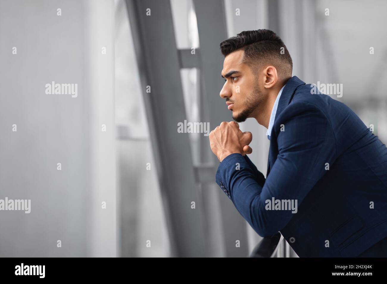 Porträt Eines Nachdenklichen Arabischen Geschäftsmannes, Der Aus Dem Fenster Schaut, Während Er Am Flughafen Wartet Stockfoto