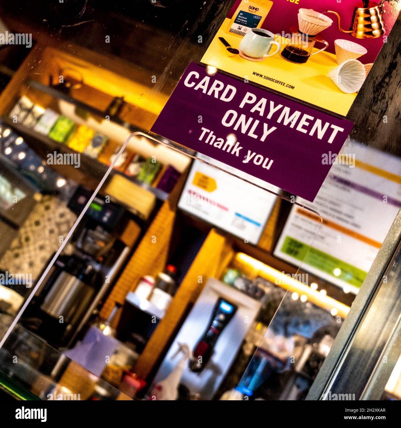 Soho Coffee Shop Hinweis nur Kartenzahlungen akzeptieren oder annehmen City of Westminster Londong England Großbritannien ohne Menschen Stockfoto