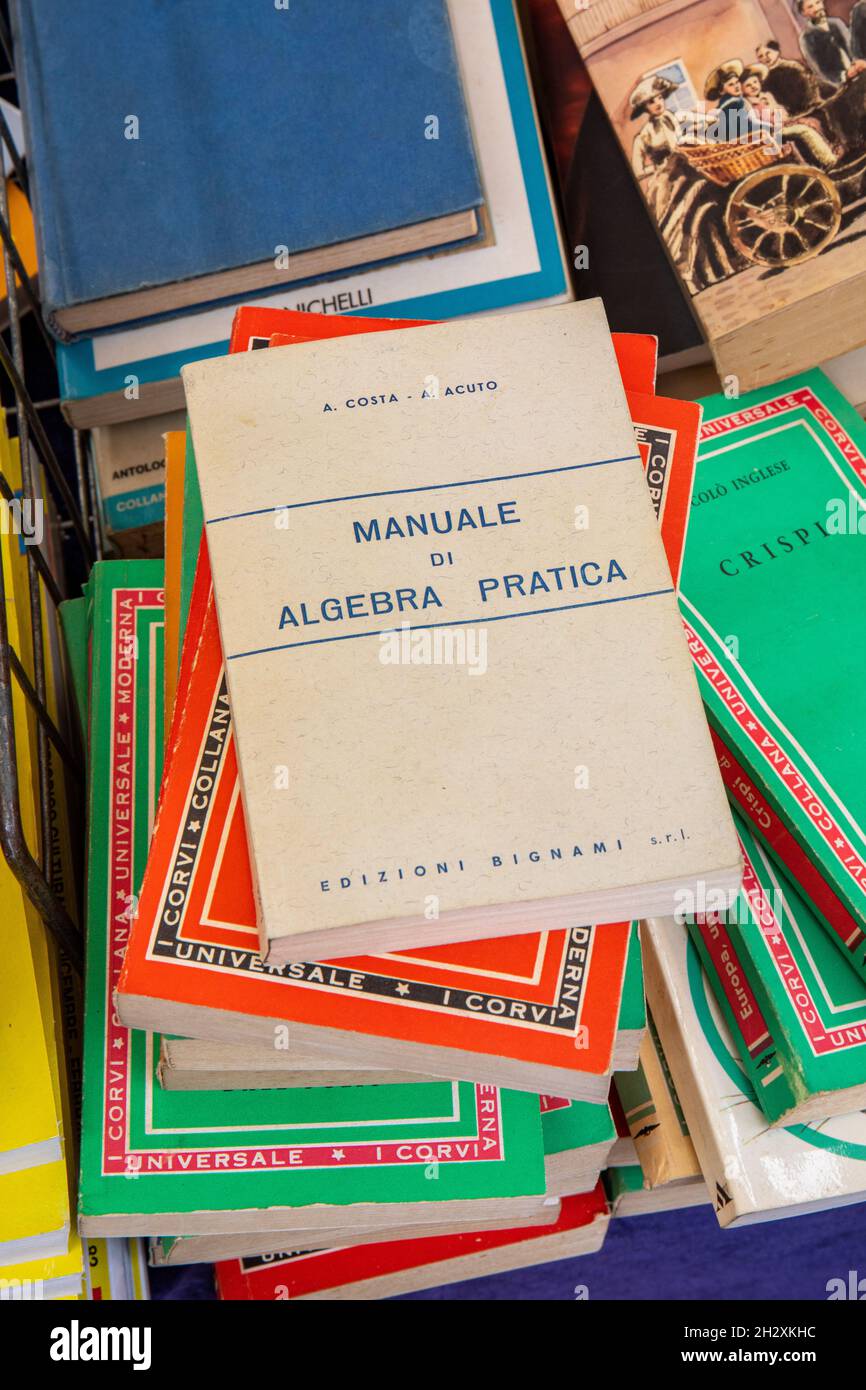 Manuale di Algebra Pratica. Vintage-Lehrbuch oder Schulbuch auf dem Mercato di Porta Portese Second-Hand-Straßenmarkt im Stadtteil Trastevere in Rom, Italien Stockfoto